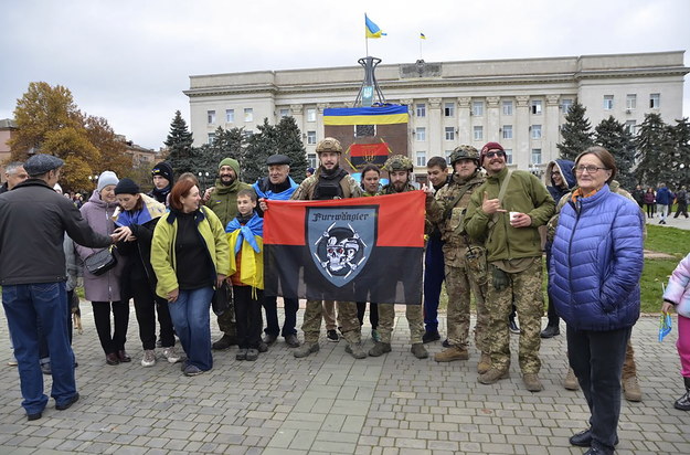 Ukraińscy żołnierze w wyzwolonym Chersoniu /IVAN ANTYPENKO /PAP/EPA