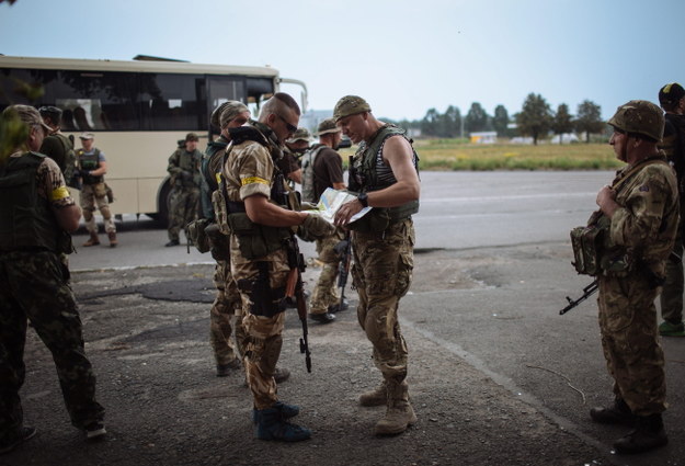 Ukraińscy żołnierze walczący z separtatystami /ROMAN PILIPEY /PAP/EPA