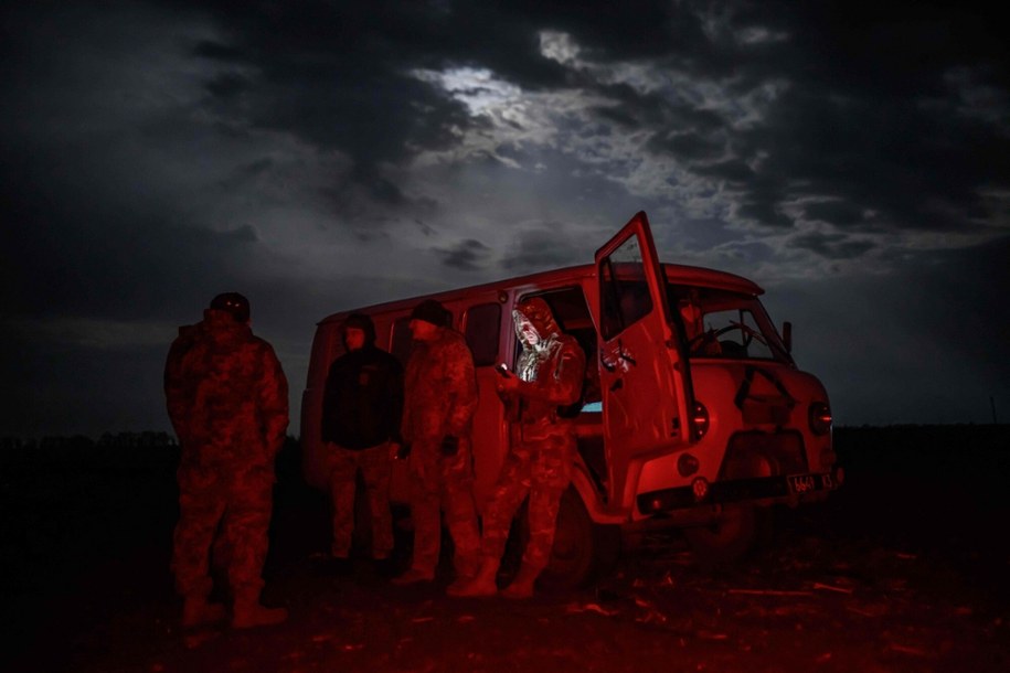 Ukraińscy żołnierze z 116. Brygady Zmechanizowanej monitorują nadlatujące rosyjskie drony w obwodzie charkowskim. /ED JONES/AFP/East News /East News