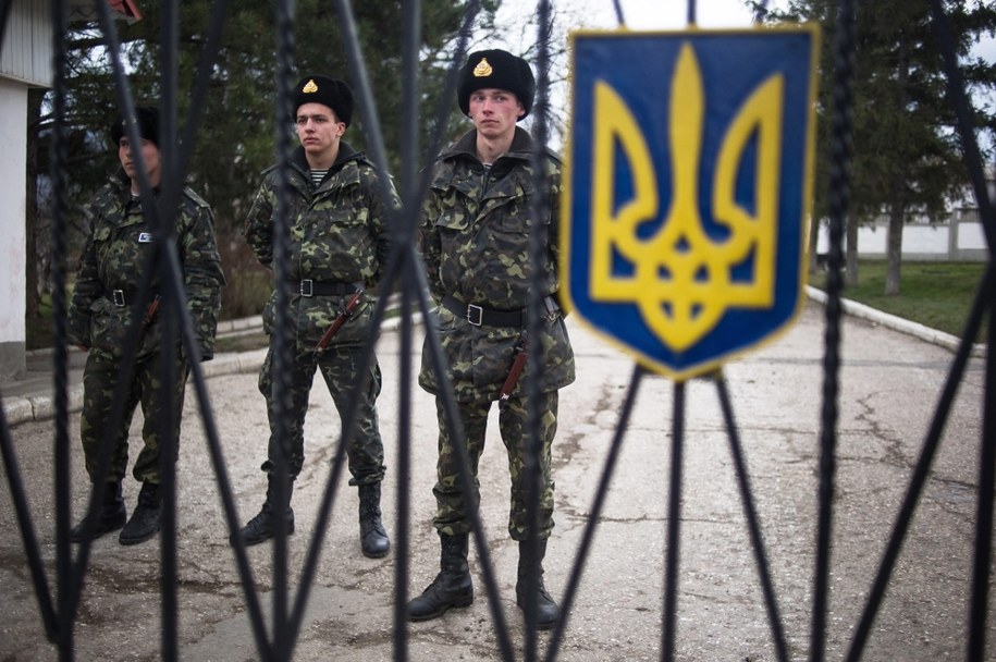 Ukraińscy żołnierze za bramą bazy w Perewalnem /ALEXEY FURMAN /PAP/EPA