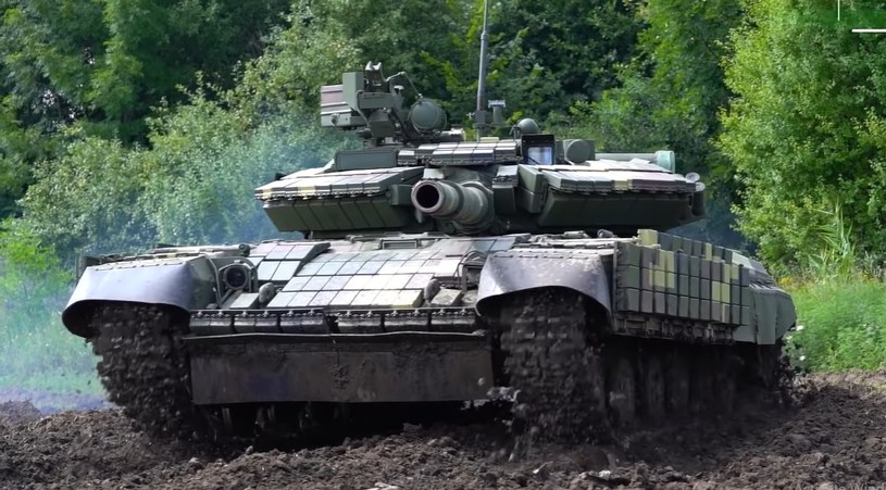 Ukraińska armia na wojnie używa także swojej własnej modyfikacji czołgu, T-64BV Zr. 2017. Wyposażony jest w lepszą optykę oraz bardziej rozwinięty pancerz reaktywny /@TheDeadDistrict /Twitter