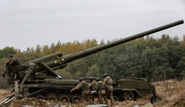 Ukraińska armia strzela do Rosjan z ciężkiego działa 2S7 Pion. Ta armata sieje spustoszenie