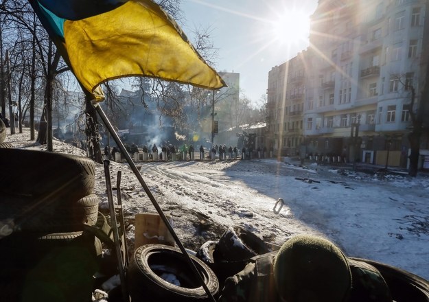 Ukraińska flaga na barykadzie na Majdanie /SERGEY DOLZHENKO /PAP/EPA