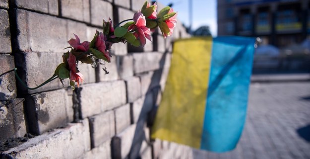 Ukraińska flaga na kijowskim Majdanie / DANIEL NAUPOLD/DPA  /PAP