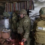 Pokrowsk Ukraińska flaga w centrum Pokrowska. Zełenski chwali wojsko, ale prognozy są złe