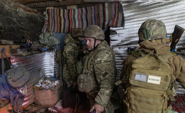 Ukraińska flaga w centrum Pokrowska. Zełenski chwali wojsko, ale prognozy są złe