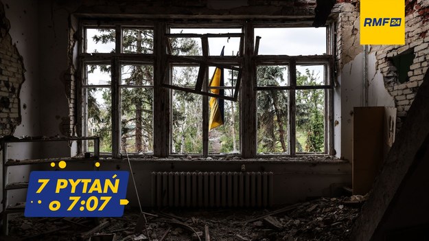 Ukraińska flaga w zniszczonym budynku w miejscowości Błahodatne / STRINGER /PAP/EPA