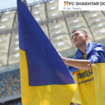 Ukraińska liga wystartowała w trakcie wojny. Flaga z 1976 roku na maszcie