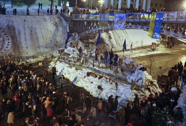 Ukraińska opozycja odbudowuje kolejne barykady w Kijowie /SERGEY DOLZHENKO /PAP/EPA