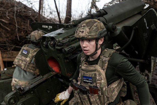Ukraiński artylerzysta przy stanowisku ogniowym w obwodzie donieckim na zdjęciu z 14 lutego /AA/ABACA/Abaca /East News