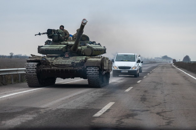 Ukraiński czołg na trasie Chersoń-Mikołajów na zdjęciu z 18 listopada /Viacheslav Ratynskyi /PAP