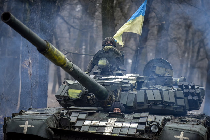 Ukraiński czołg T-72 w regionie donieckim. Państwa zachodnie zadeklarowały m.in. nowe dostawy czołgów do Ukrainy /OLEG PETRASYUK /PAP/EPA