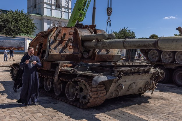 Ukraiński duchowny na tle zniszczonego rosyjskiego czołgu /ROMAN PILIPEY /PAP/EPA