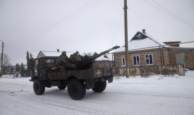 Ukraiński pojazd wojskowy na drodze w mieście Wuhłedar w obwodzie donieckim na zdj. z 18 lutego br. /EUGENE TITOV /PAP