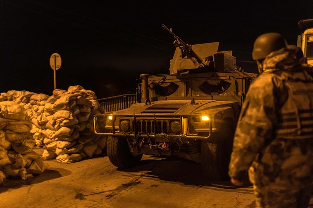 Un veicolo militare ucraino passa un posto di blocco nella regione di Kiev / filippino romano / PAP / EPA