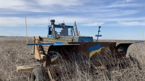 Ukraiński rolnik przerobił ciągnik na pojazd do rozminowywania pola