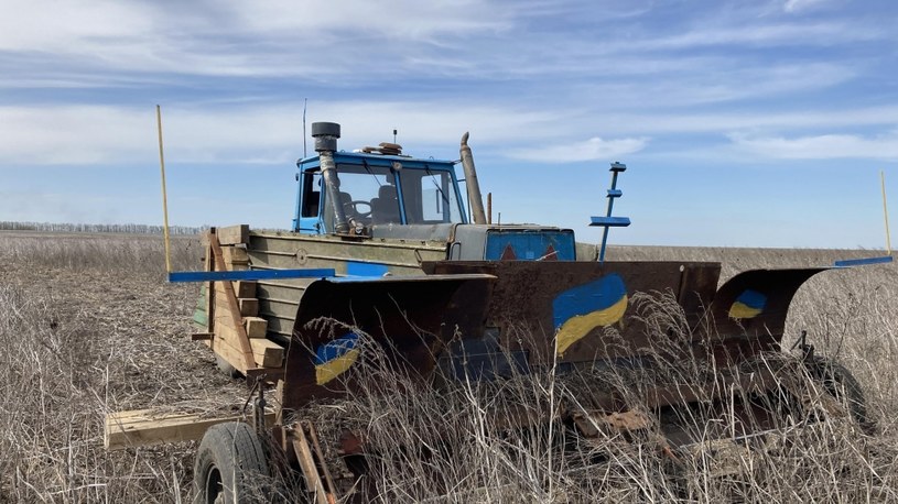 Ukraiński rolnik znalazł sposób na rosyjskie miny lądowe. Przerobił stary ciągnik na maszynę, która wytrzyma wybuch /@EuromaidanPress /Twitter
