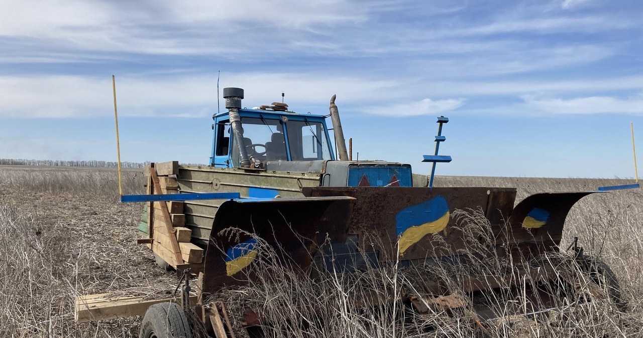 Ukraiński rolnik znalazł sposób na rosyjskie miny lądowe. Przerobił stary ciągnik na maszynę, która wytrzyma wybuch /@EuromaidanPress /Twitter