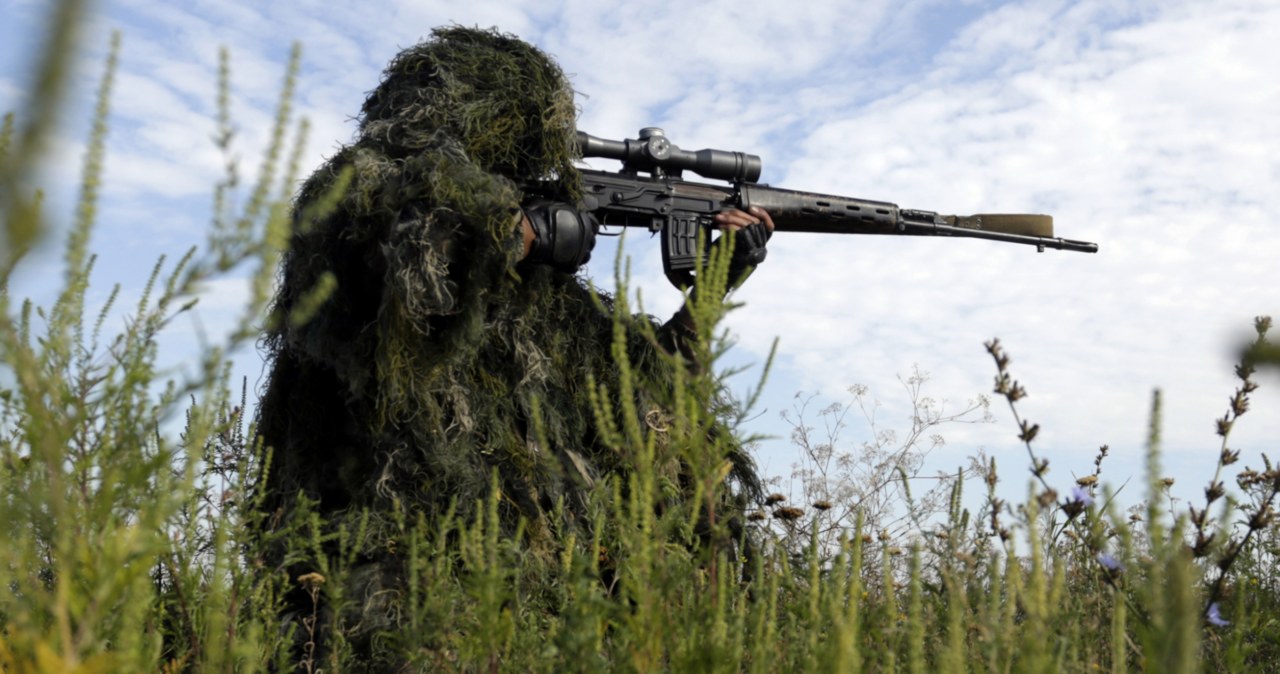 Ukraiński snajper przeszedł aż 16 operacji, aby wrócić na front. /ANATOLII STEPANOV /AFP