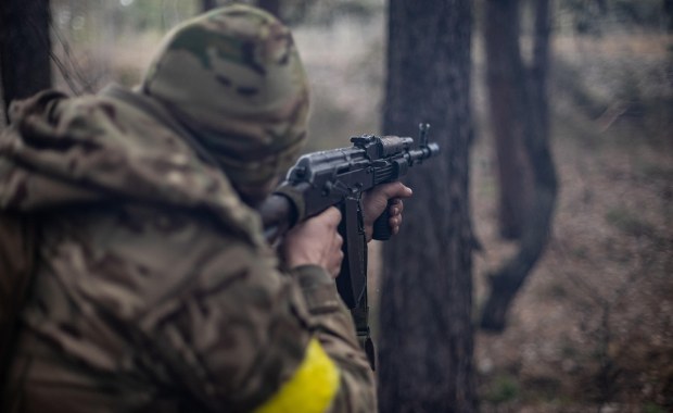 Ukraiński snajper w akcji. Trafił z odległości ponad 1,5 kilometra