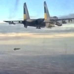 Ukraiński Su-27S zrzuca francuski prezent. To bomby AASM-250 Hammer 
