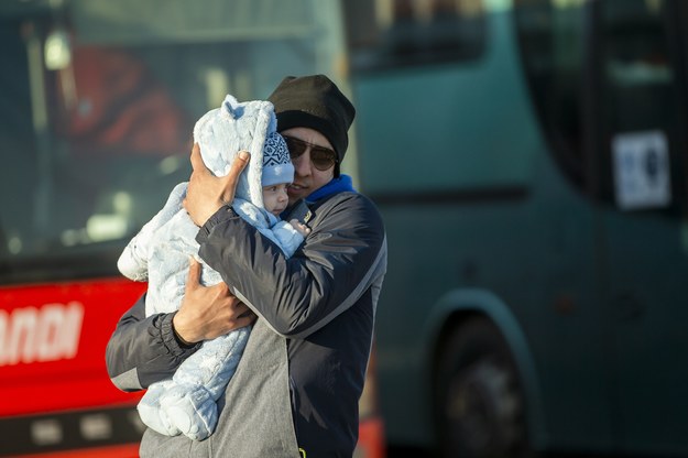 Ukraiński uchodźca z dzieckiem na granicy z Mołdawią /DUMITRU DORU /PAP/EPA