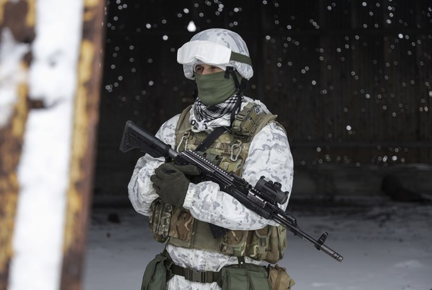 Ukraiński wojskowy zajmuje pozycje na linii frontu niedaleko od kontrolowanego przez prorosyjskich bojowników Doniecka. /STANISLAV KOZLIUK /PAP/EPA