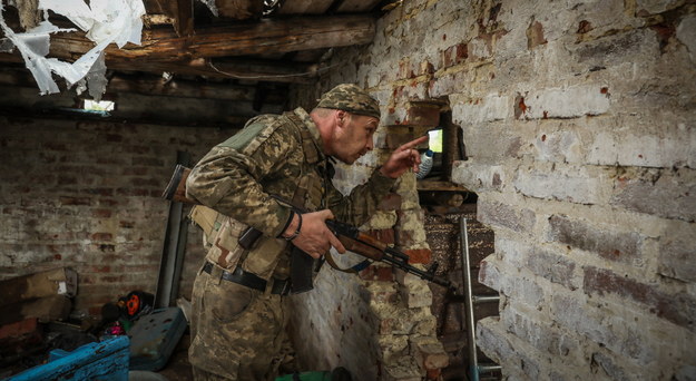 Ukraiński żołnierz gdzieś w obwodzie donieckim na wschodzie Ukrainy na zdjęciu z 24 maja /OLEG PETRASYUK /PAP/EPA