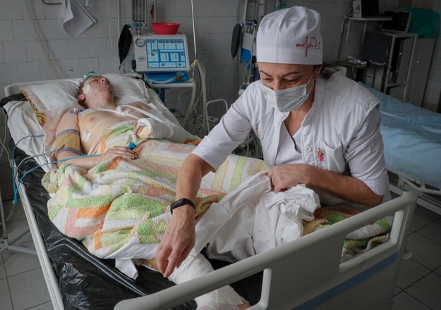 Ukraiński żołnierz leczony w szpitalu w Browarach /SERGEY DOLZHENKO /PAP/EPA