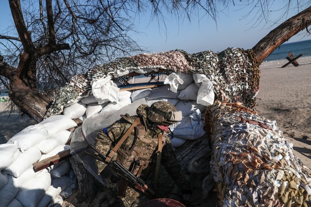 Ukraiński żołnierz na barykadzie w Odessie /SEDAT SUNA /PAP/EPA