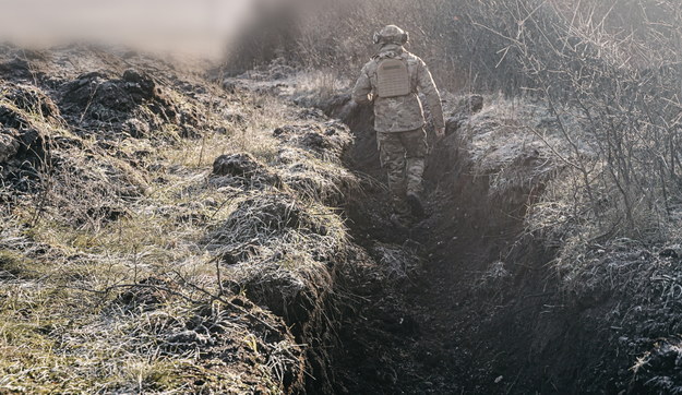 Ukraiński żołnierz na linii frontu w Donbasie na zdj. z 20 grudnia br. /Vladyslav Karpovych /PAP