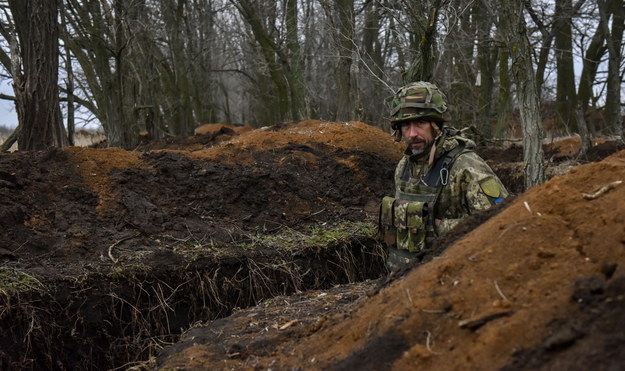 Ukraiński żołnierz na linii frontu w obwodzie donieckim /OLEG PETRASYUK /PAP/EPA