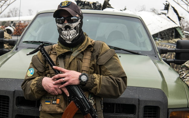 Ukraiński żołnierz na lotnisku w Hostomelu w obwodzie kijowskim na zdjęciu z 1 kwietnia br. /Vladyslav Musiienko /PAP