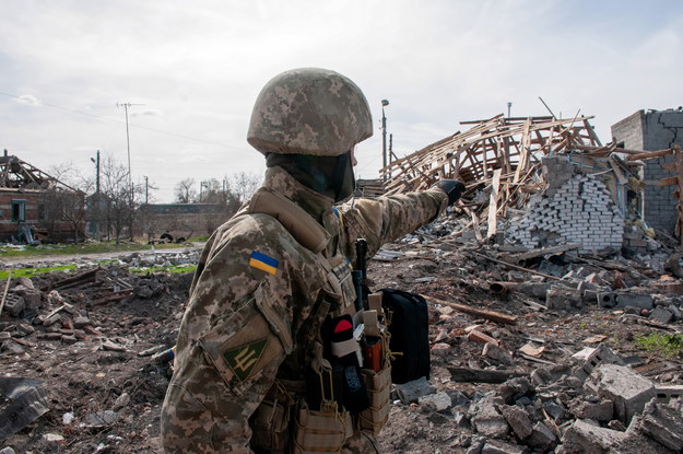 Ukraiński żołnierz na tle zniszczonych przez rosyjskie bombardowanie budynków, 8 bm. w miasteczku Czuhujiw /Mykola Kalyeniak /PAP/EPA
