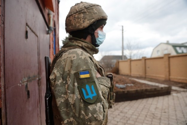 Ukraiński żołnierz na zdjęciu podczas wizyty prasowej w mieście Switłodarsk na Ukrainie /ZURAB KURTSIKIDZE /PAP/EPA