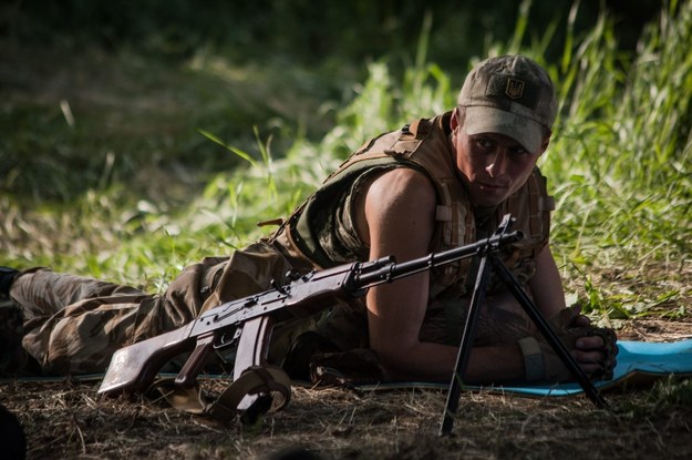 Ukraiński żołnierz niedaleko bazy w Mariupolu /ROMAN PILIPEY /PAP/EPA