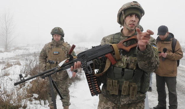 Ukraiński żołnierz obrony terytorialnej na przedmieściach Kijowa /SERGEY DOLZHENKO /PAP/EPA
