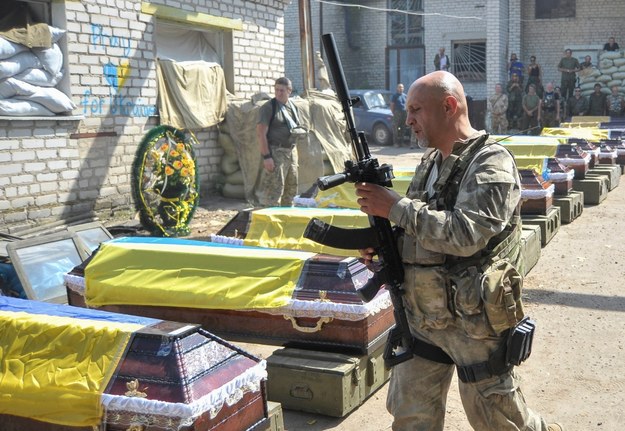 Ukraiński żołnierz oddaje hołd poległym kolegom /IVAN BOBERSKYY /PAP/EPA