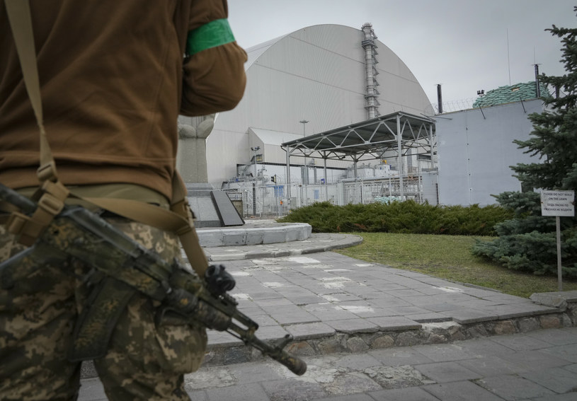 Ukraiński żołnierz patrolujący okolicę elektrowni w Czarnobylu /AP Photo/Efrem Lukatsky /East News