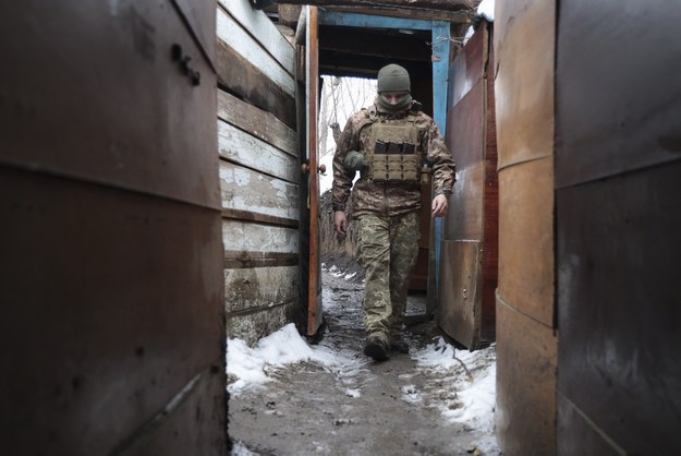 Ukraiński żołnierz patroluje linię frontu niedaleko kontrolowanego przez prorosyjskich bojowników miasta Donieck na Ukrainie /STANISLAV KOZLIUK /PAP/EPA