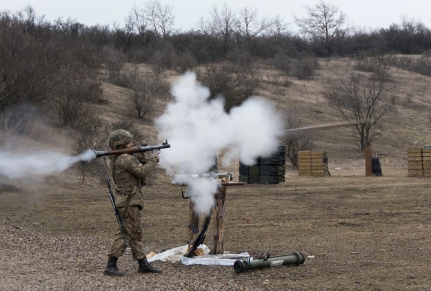Ukraiński żołnierz podczas ćwiczeń w ośrodku szkoleniowym w obwodzie donieckim /YAKIV LIASHENKO /PAP/EPA