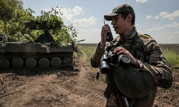 Ukraiński żołnierz podczas działań w obwodzie donieckim na wschodzie Ukrainy /OLEG PETRASYUK /PAP/EPA
