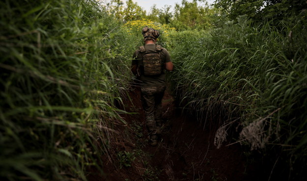 Ukraiński żołnierz podczas działań we wschodniej Ukrainy /OLEG PETRASYUK /PAP/EPA