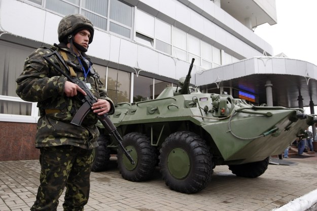 Ukraiński żołnierz przed lotniskiem w Kijowie /YURIY MAKSIMOV /PAP/EPA