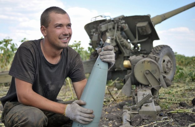 Ukraiński żołnierz przygotowuje pocisk do odpalenia, obwód ługański /IVAN BOBERSKYY /PAP/EPA