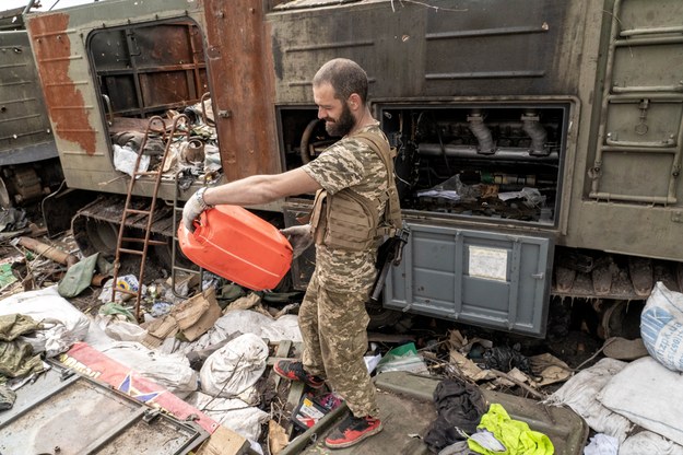 Ukraiński żołnierz sprawdza zniszczony rosyjski sprzęt wojskowy w pobliżu wsi Malaya Rogan w obwodzie charkowskim /Mykola Kalyeniak /PAP