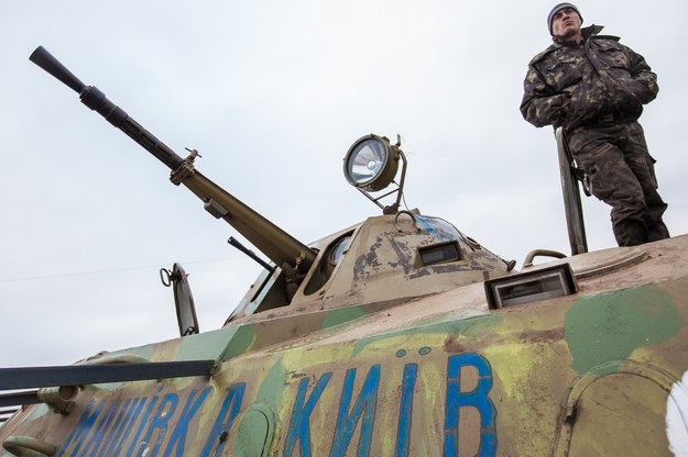 Ukraiński żołnierz stojący na czołgu /Shutterstock