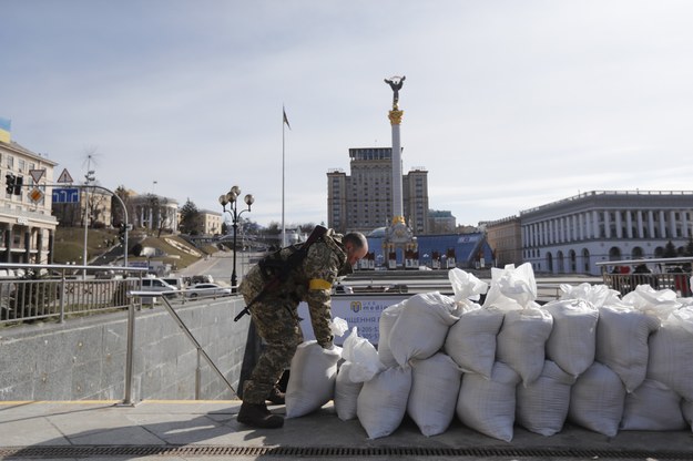 Ukraiński żołnierz ustawia w centrum Kijowa zaporę z worków z piaskiem /ZURAB KURTSIKIDZE /PAP/EPA