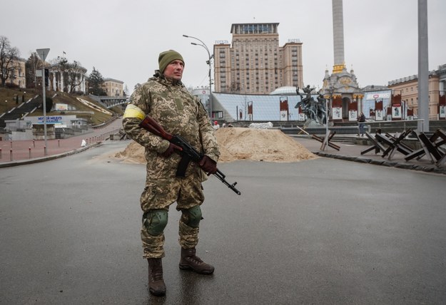 Ukraiński żołnierz w centrum Kijowa /ZURAB KURTSIKIDZE /PAP/EPA