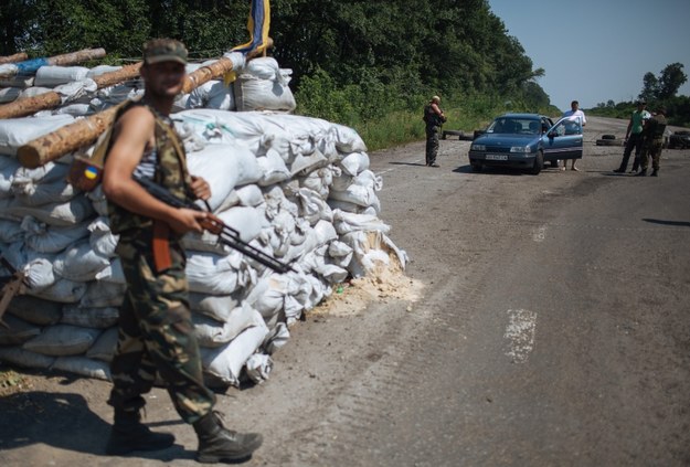 Ukraiński żołnierz w miejscowości w pobliżu miejsca katastrofy /ROMAN PILIPEY /PAP/EPA